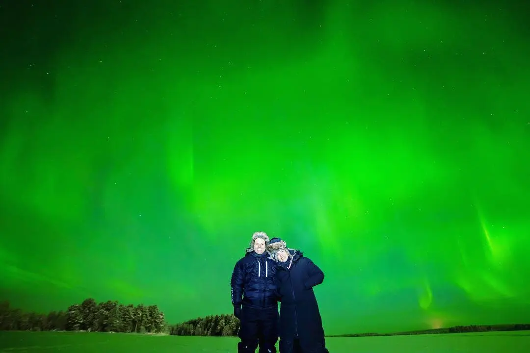 casal na aurora boreal da lapônia