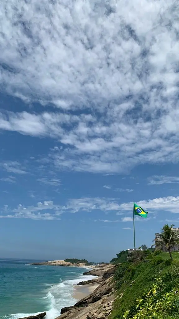 bandeira do brasil no forte de copacabana