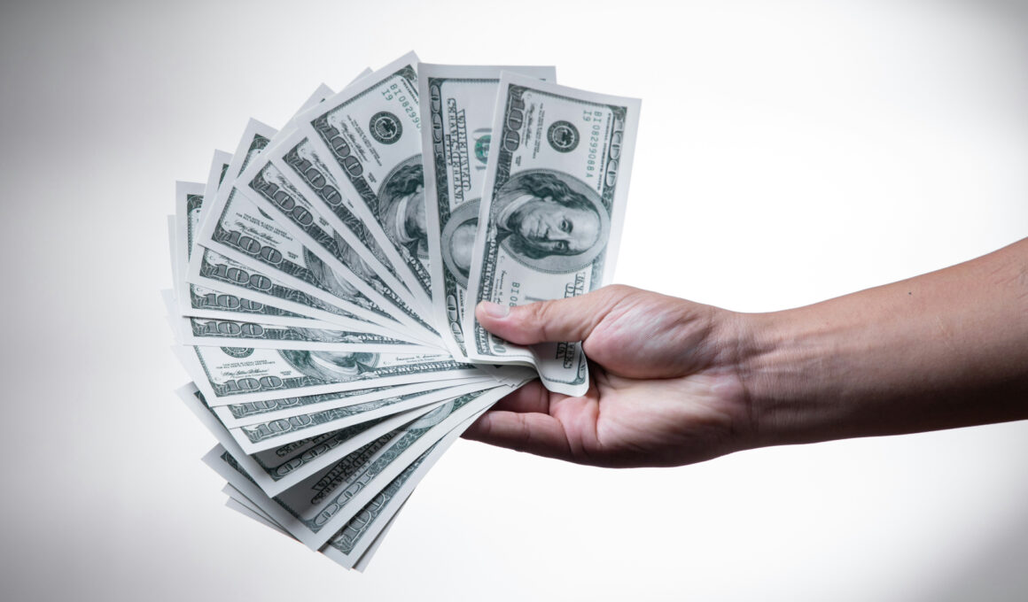 Como juntar dinheiro em dólar de forma simples e segura?