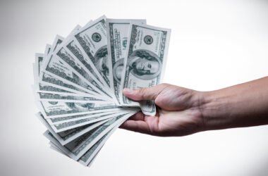 Como juntar dinheiro em dólar de forma simples e segura?